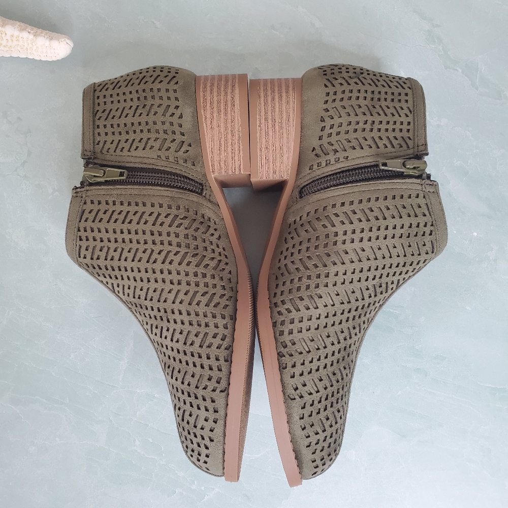 New! Short Heel Ankle Cutout Zip Booties - Picture 7 of 8